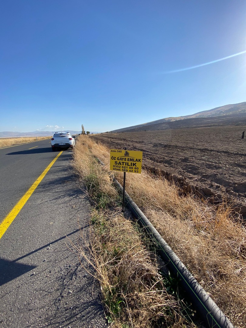 KAYSERİ DEVELİ GÖMEDİ MAHALLESİ ANA YOL ÜZERİ SATILIK VERİMLİ TARLA